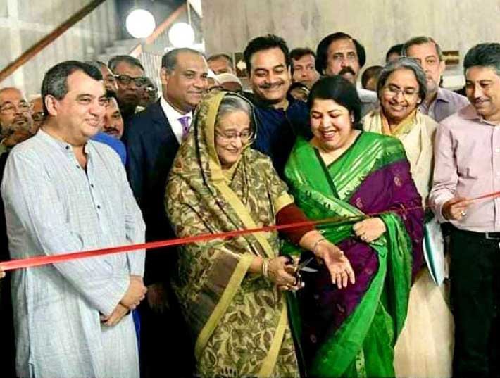 আই.পি.ইউ-এর ১৩০ তম প্রতিষ্ঠা বার্ষিকী উপলক্ষে বাংলাদেশ জাতীয় সংসদে আয়োজিত  ছবি প্রদর্শনীর উদ্বোধনের মূহুর্ত