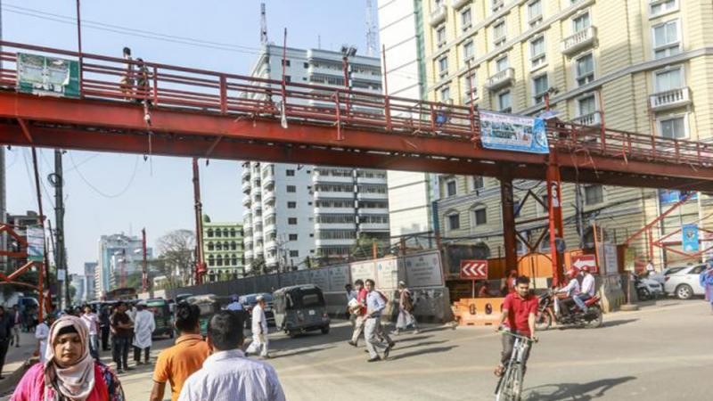 জলবায়ুর টাকায় ফুটওভার ব্রিজ, ট্রাফিক বাতি!