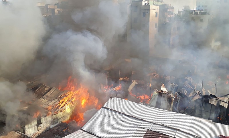 সব হারিয়ে খোলা আকাশের নিচে কয়েকশ মানুষ