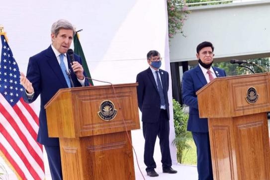 একশ মিলিয়ন মার্কিন নাগরিককে টিকা দেওয়ার পর, সারা বিশ্বে সরবরাহ: জন কেরি