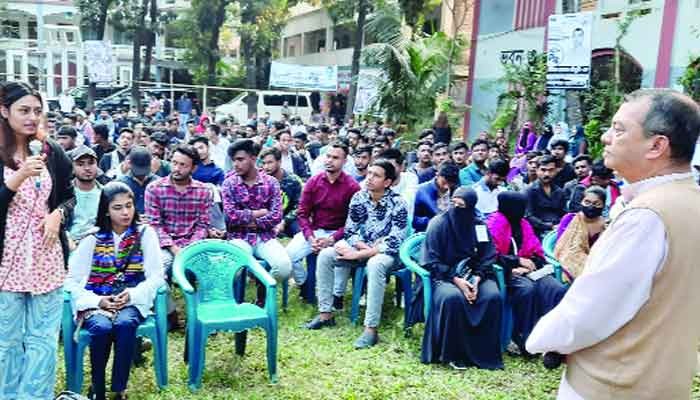 নবীন ভোটারদের সঙ্গে মতবিনিময় : জয়ী হলে প্রত্যাশা পূরণের আশ্বাস সাবের চৌধুরীর
