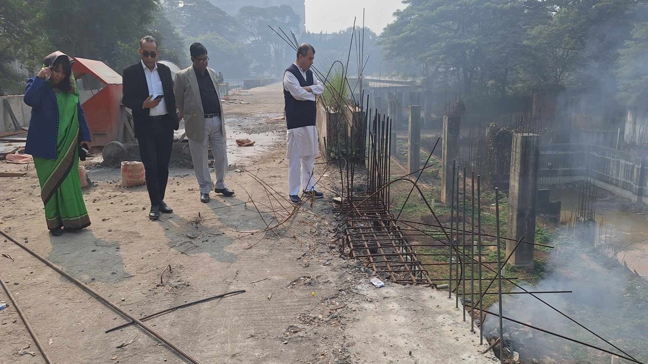 সচিবালয় থেকে ধোঁয়া দেখলেন মন্ত্রী, ঠিকাদারকে লাখ টাকা জরিমানা